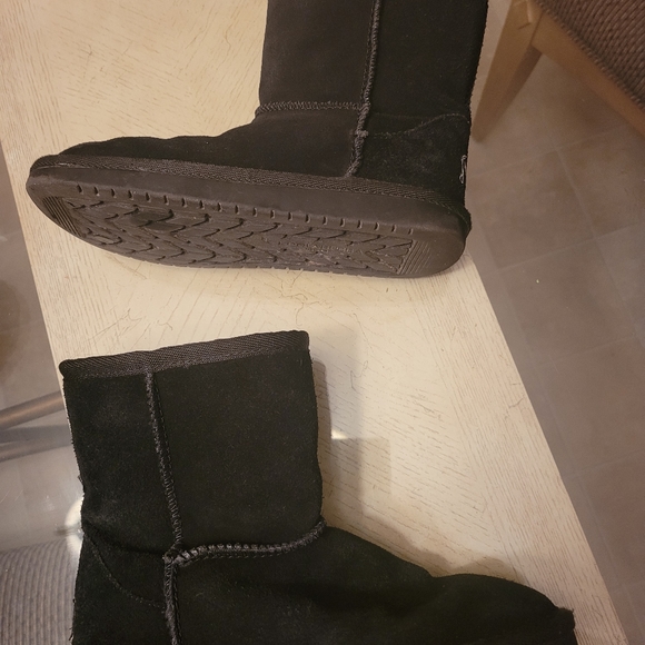 Ugg - Picture 3 of 5